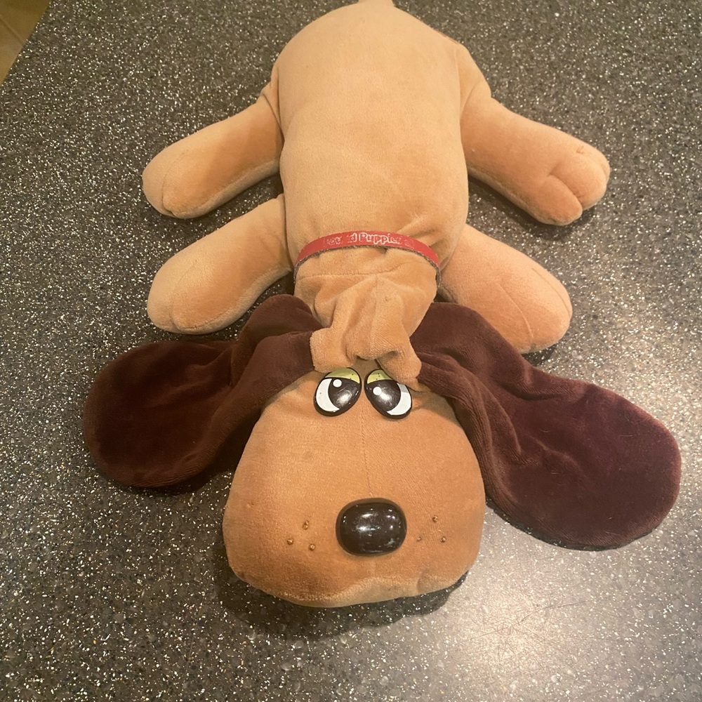 Vintage 1980’s Tan/brown pound puppy with originalnal red collar.